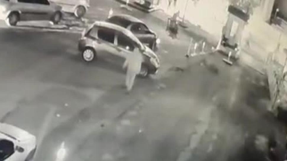 Ak otoparkta feci lm: Yere ylan adamn zerinden otomobil geti