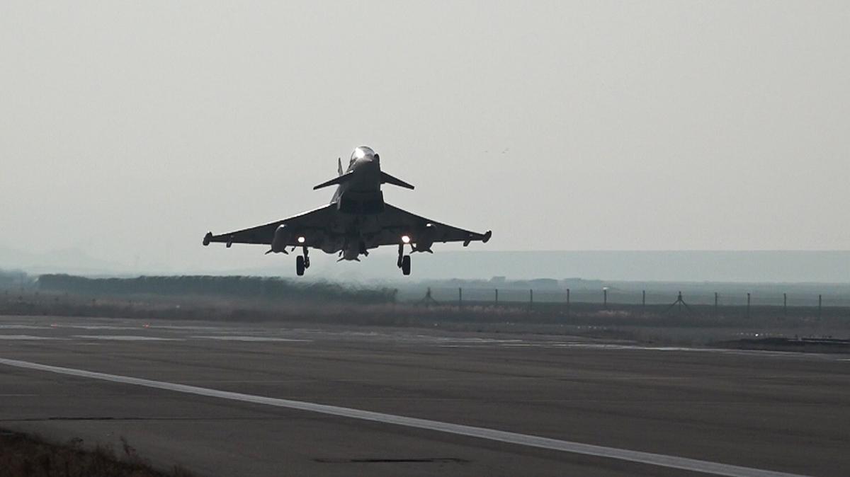 Blgede dengeler altst olacak Eurofighter'lar havalimanna indi