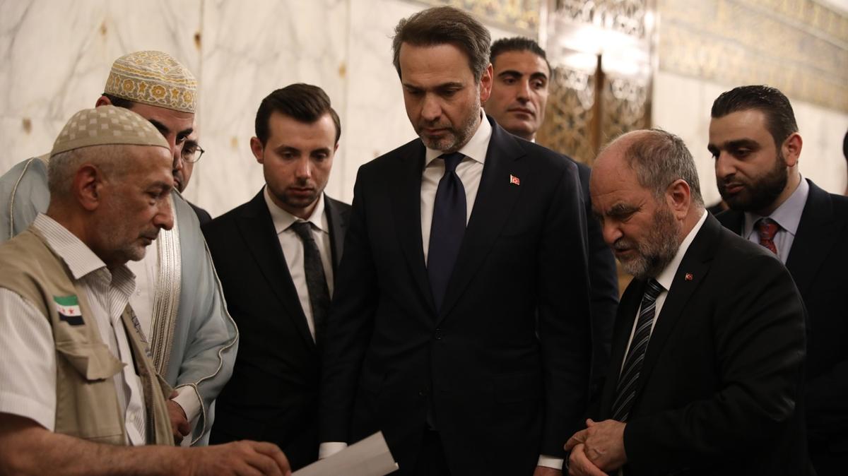 Bakan Bayraktar, am'da Emevi Camisi'ni ziyaret etti