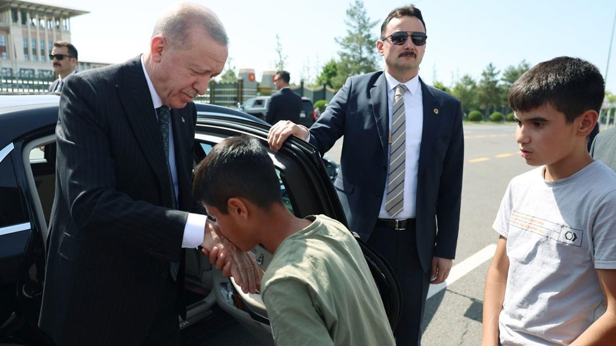 Bakan Erdoan, Adyaman'dan gelen ocuklarla grt