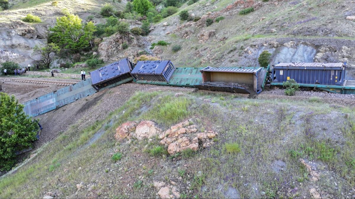 Elaz'da yk treni arampole devrildi