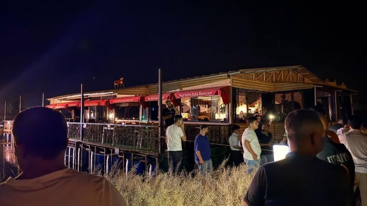 Halatlar kopan yzen restoran nehirde srklendi