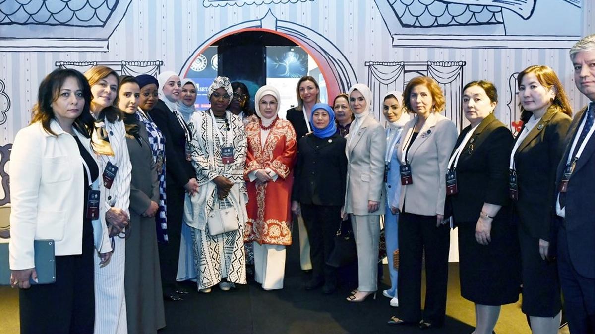 Emine Erdoan, 'Btn Mutlu Aileler Birbirine Benzer' sergisini ziyaret etti