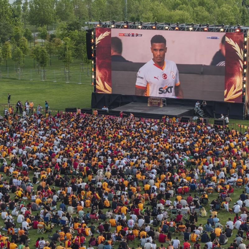 Galatasaray taraftar�, G�ztepe ma��n� Yenikap�'da izledi