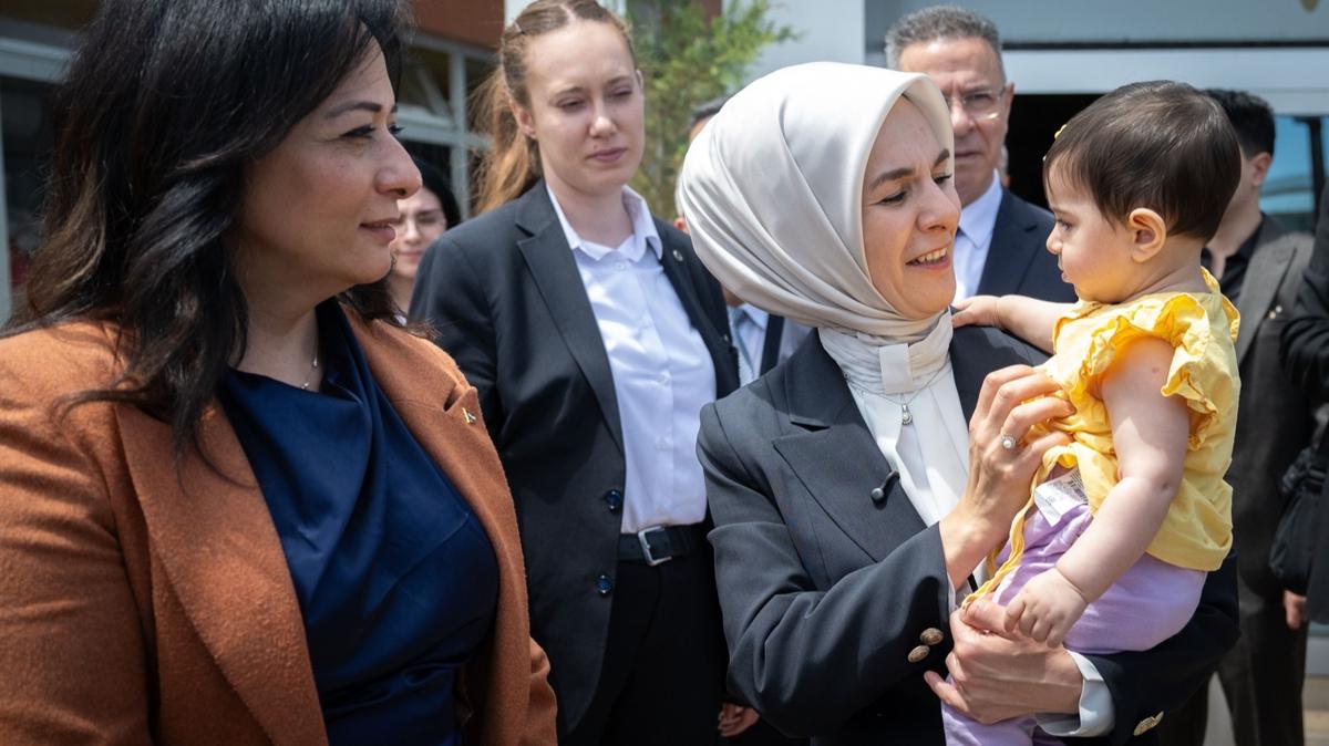 Bakan Gkta'tan anlaml ziyaret: Gazzeli ocuklarn yannda olmaya devam edeceiz