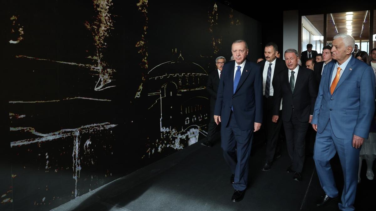Bakan Erdoan, 'Bir iir Bir Hayat Canm stanbul' sergisini gezdi