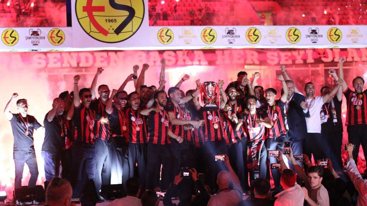 Eskiehirspor ampiyonluunu cokuyla kutlad
