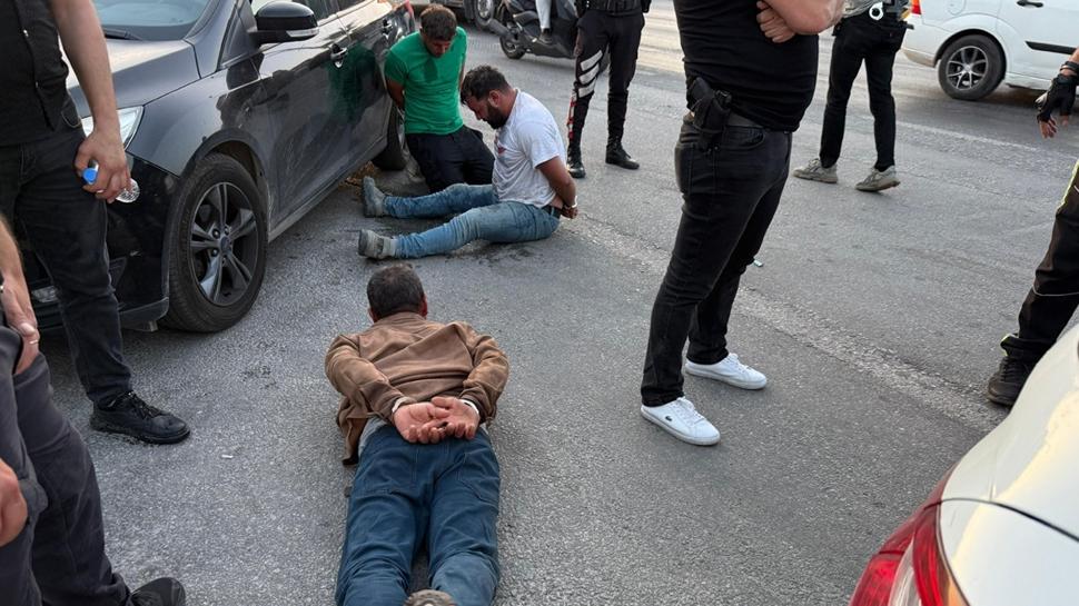 Bodrum'da trafikte terr! Durdurulan arataki ahslar polise saldrd