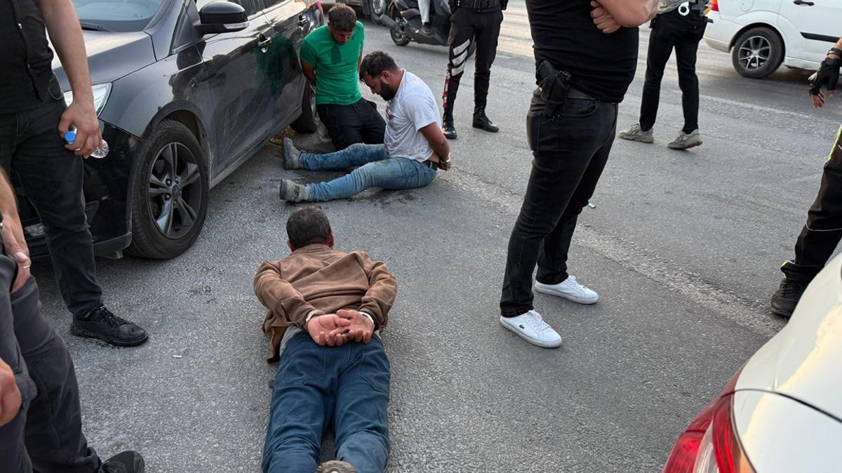 Bodrum'da trafikte terr! Durdurulan arataki ahslar polise saldrd