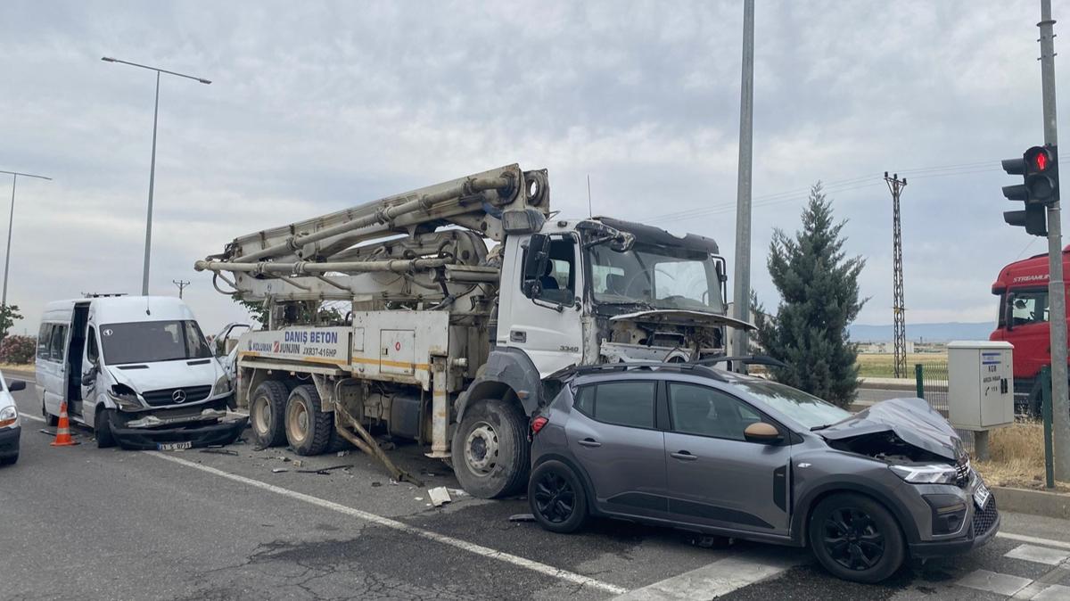 3 aratan zincirleme kaza: 11 yaral