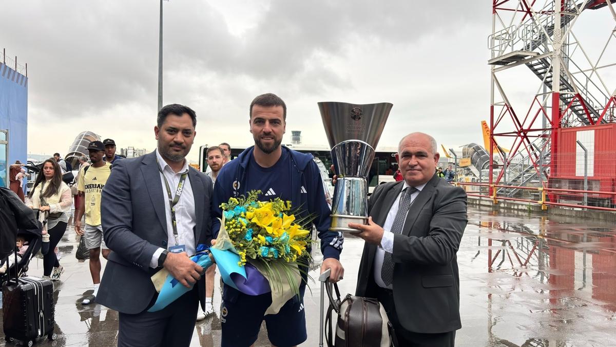 ampiyon yurda dnd! Fenerbahe Beko kupayla birlikte stanbul'da..