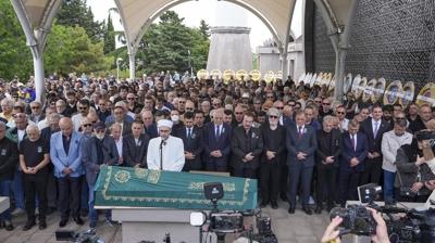 lhan een Karacaahmet Mezarl'na defnedildi!