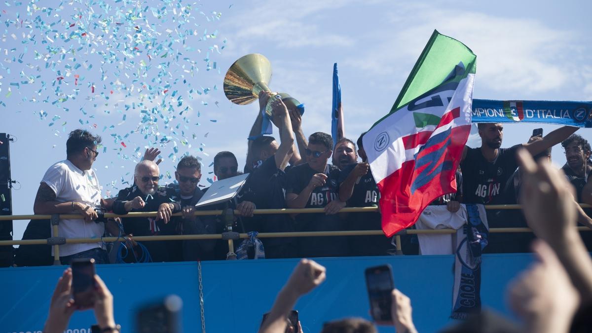 Napoli ampiyonluk turu att