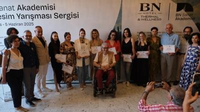 Sanat Akademisi'nin resim yarmasn kazananlar dllerini ald