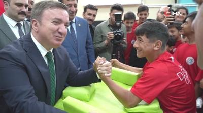 Valiyle rencilerin bilek grei! Ortaya renkli grntler kt