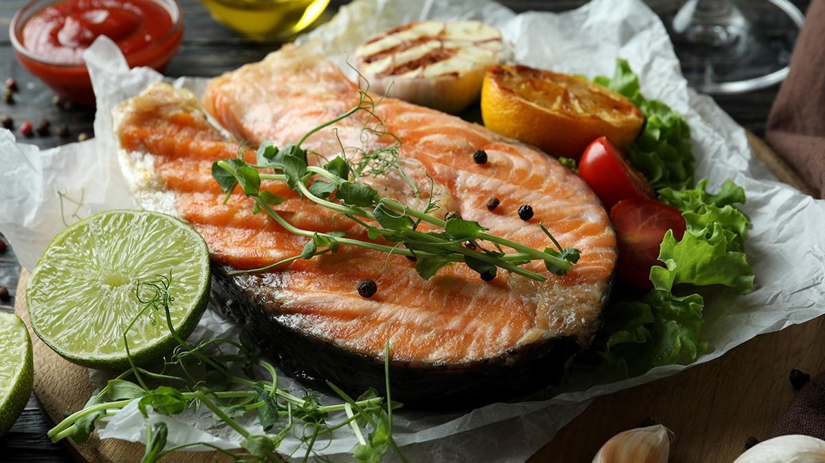 D vitamini ve B12 lideri: En kolay frnda somon tarifi