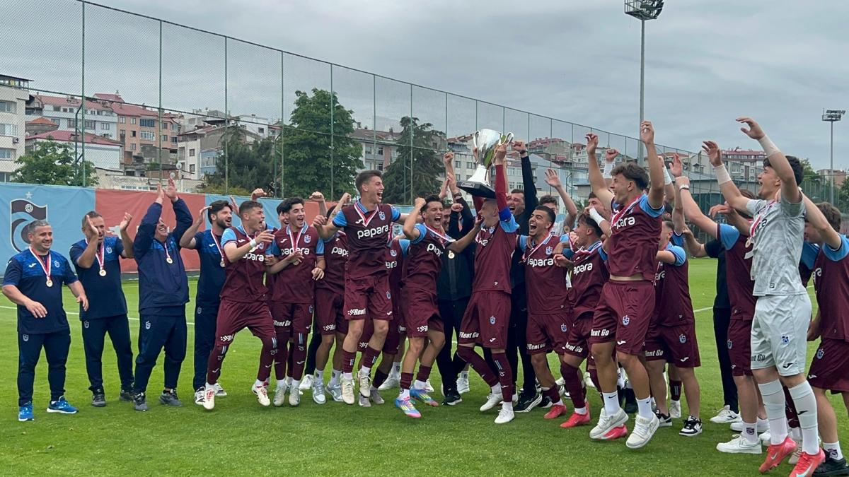 U19 Elit Ligi'nde ampiyonlua ulaan Trabzonspor, kupasn ald