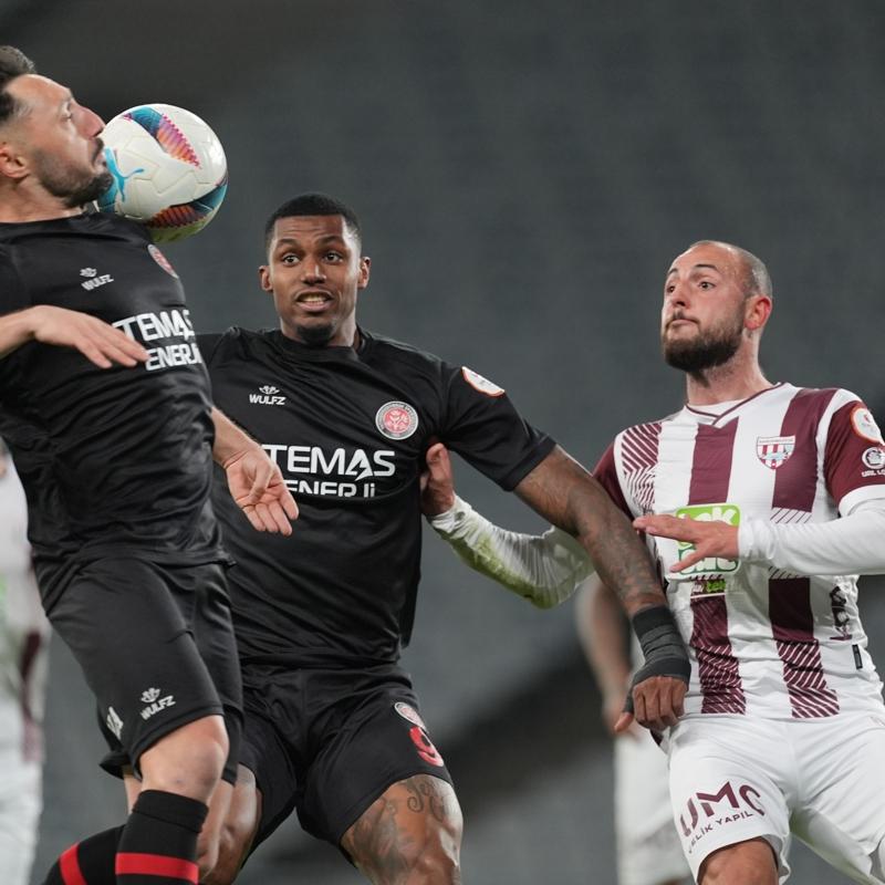 Karag�mr�k m� Band�rmaspor mu? S�per Lig'e ��kacak son tak�m bu ak�am netle�iyor