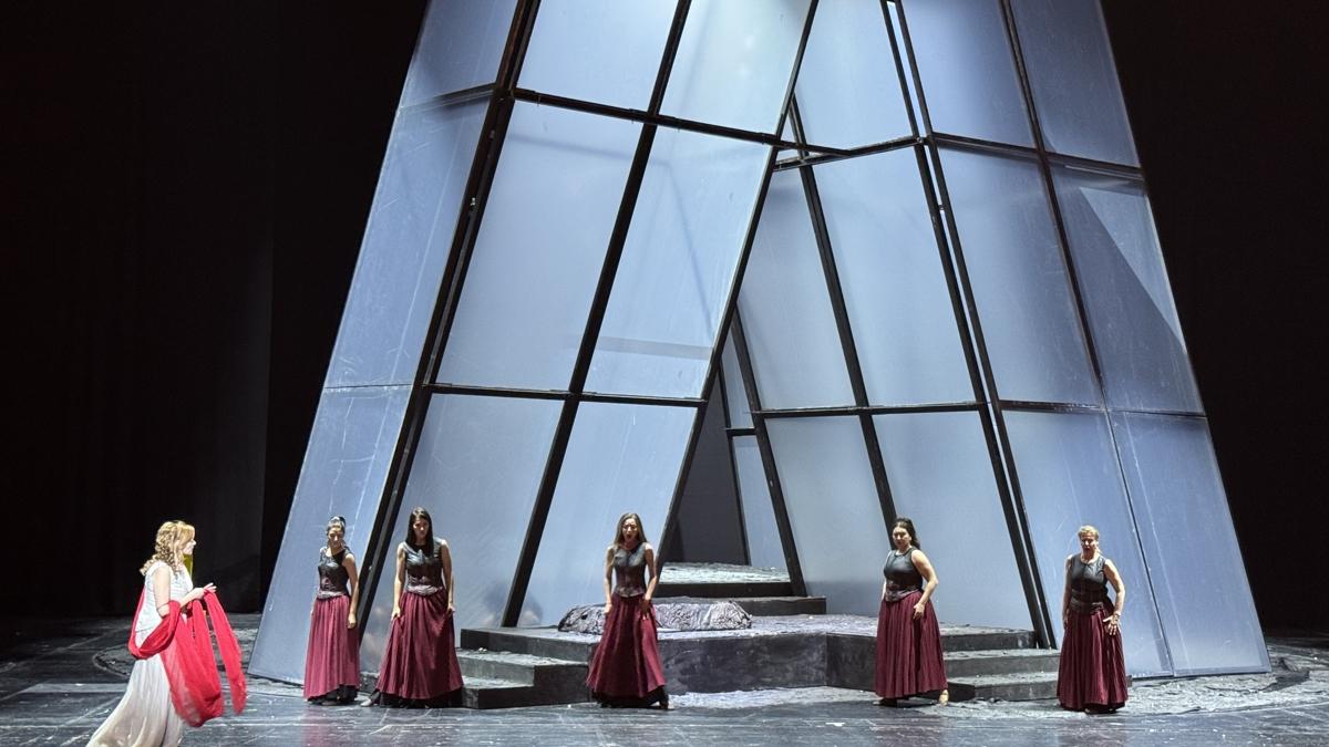 "Elektra" operas bugn sahnede