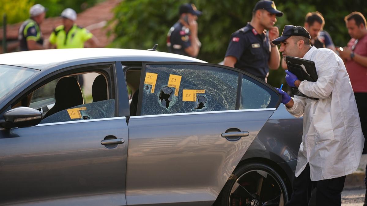 zmir'de seyir halindeki araca silahl saldr: l ve yarallar var