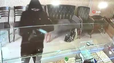 Sandalye frlatarak soyguncuyu pskrttler! O anlar saniye saniye grntlendi