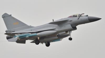 Dost lke yeil k yakt! 42 adet J-10 sava ua yola kt