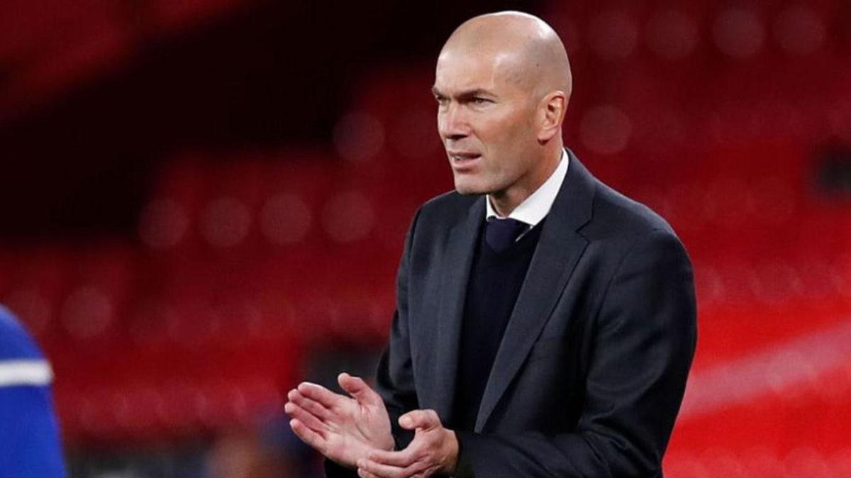 Zinedine Zidane serveti elinin tersiyle itti