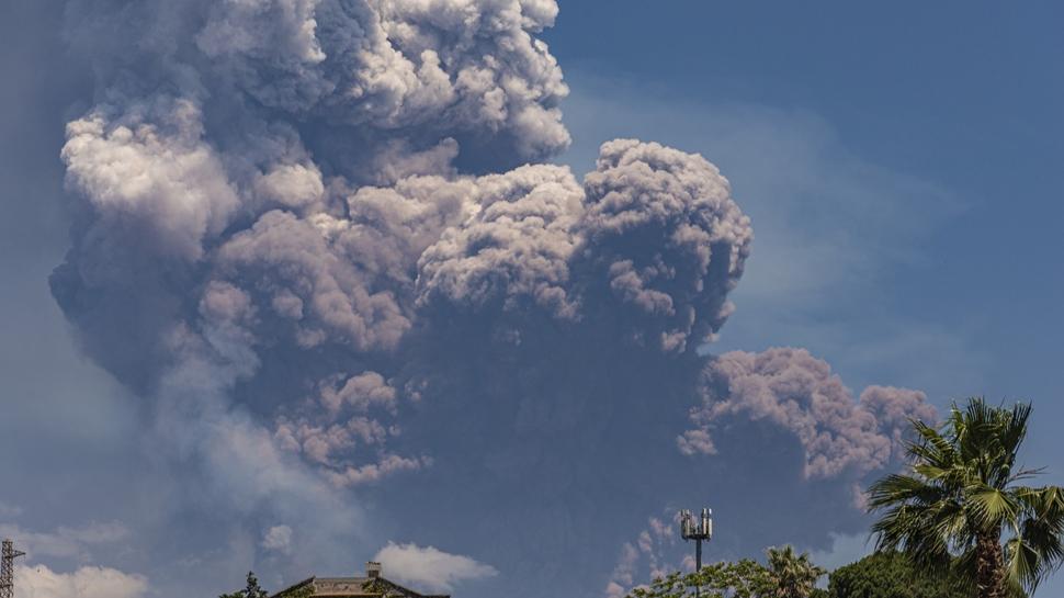 Uaklar iin 'krmz kodlu' uyar yaynland... Etna Yanarda'nda patlama