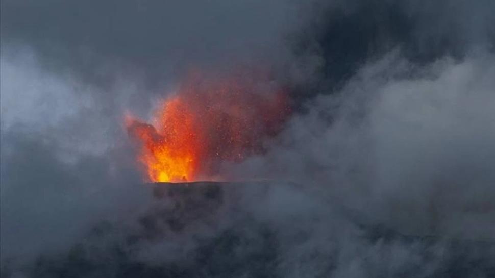 Uaklar iin 'krmz kodlu' uyar yaynland... Etna Yanarda'nda patlama