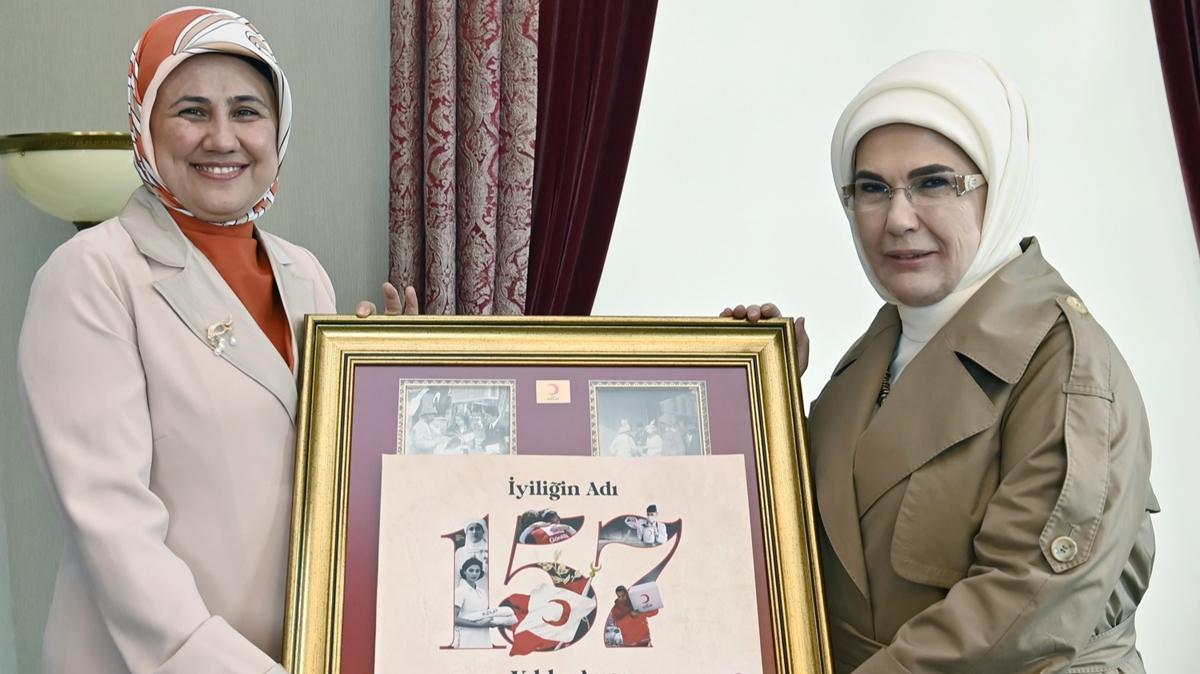 Emine Erdoan'dan Trk Kzlay'a kurban ba