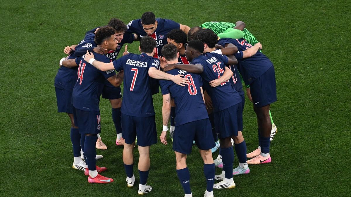PSG'de 8 futbolcunun bileti kesildi