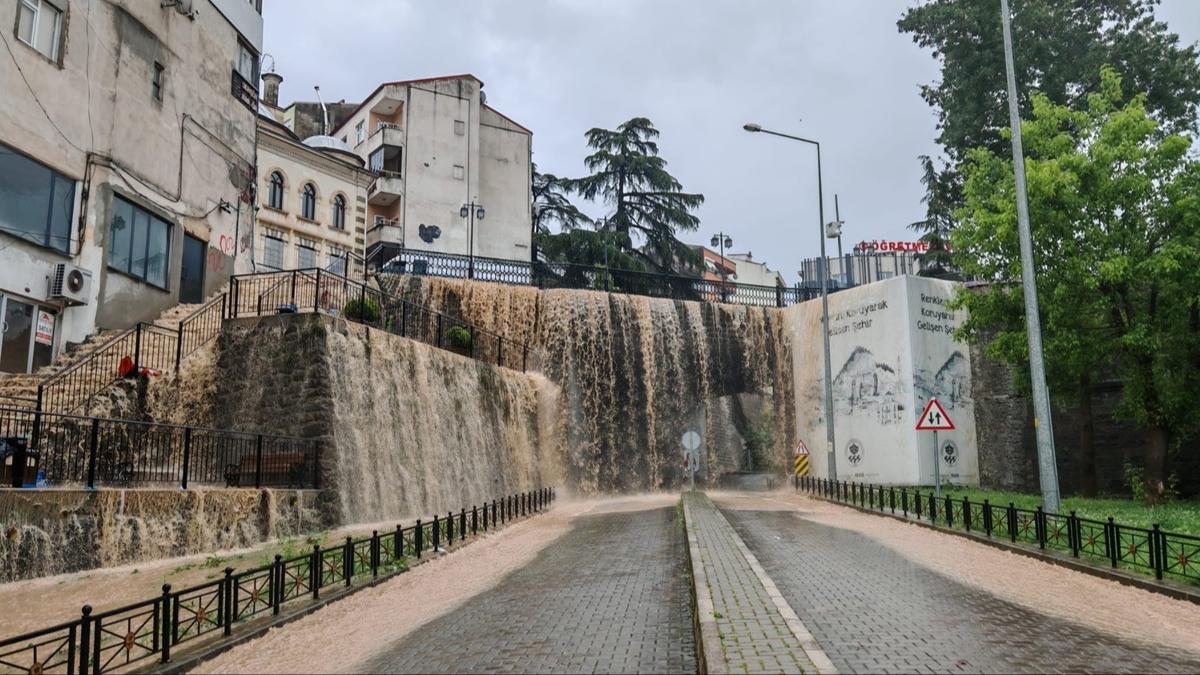 Trabzon'u saanak ya vurdu: Yollar ve aralar sular altnda kald