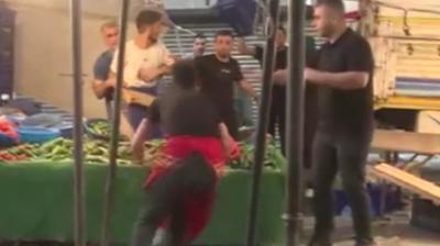 Pazar esnaf ile mteri birbirine girdi, kasa ve sopalar havada uutu