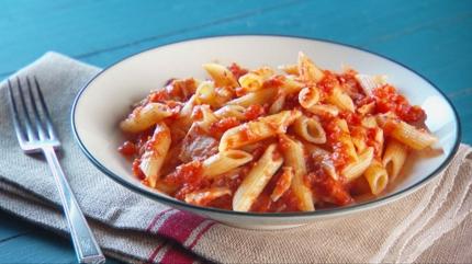 talyan eflerin zel tarifi! Domates soslu makarna tarifi: 3 domatesi rendeleyin