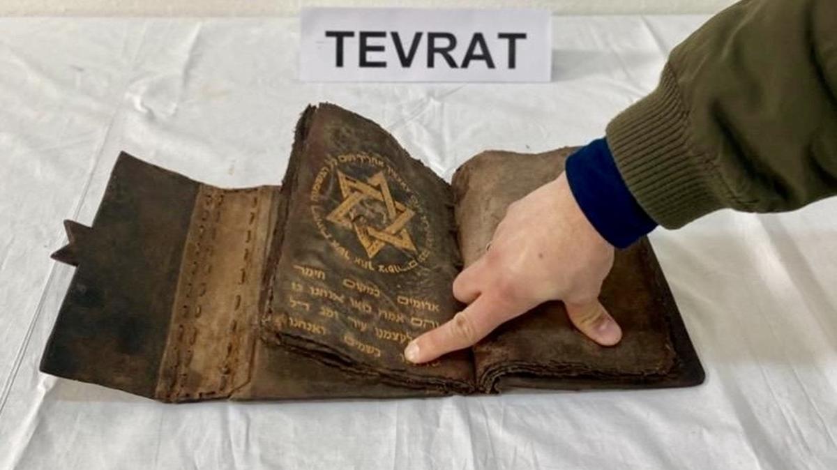 zeri ve ii sslemelerle dolu: El yazmas Tevrat tesadfen bulundu