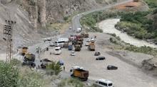 Hakkari'de midibs devrildi: 12 asker yaral