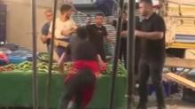 Pazar esnaf ile mteri birbirine girdi, kasa ve sopalar havada uutu