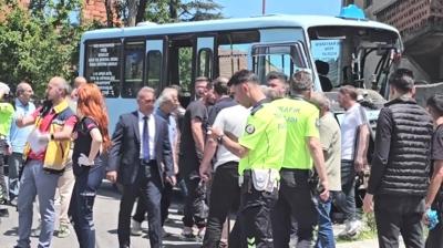 freni patlayan yolcu minibs duvara arpt; 13 yaral