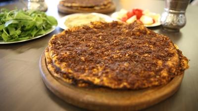 Gda sahtekarlar ifa ediliyor... Lahmacun diye at eti yedirmiler!
