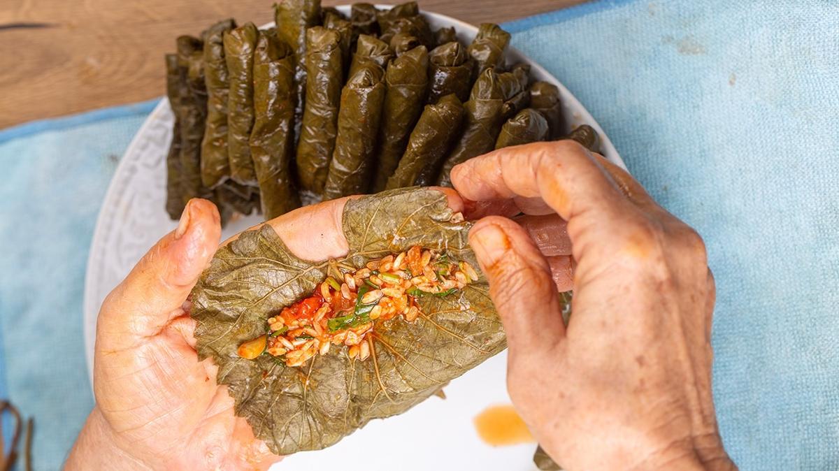 Bayramn vazgeilmezi zeytinyal yaprak sarmas tarifi! Anne usul yapran pf noktas limona yatrmak