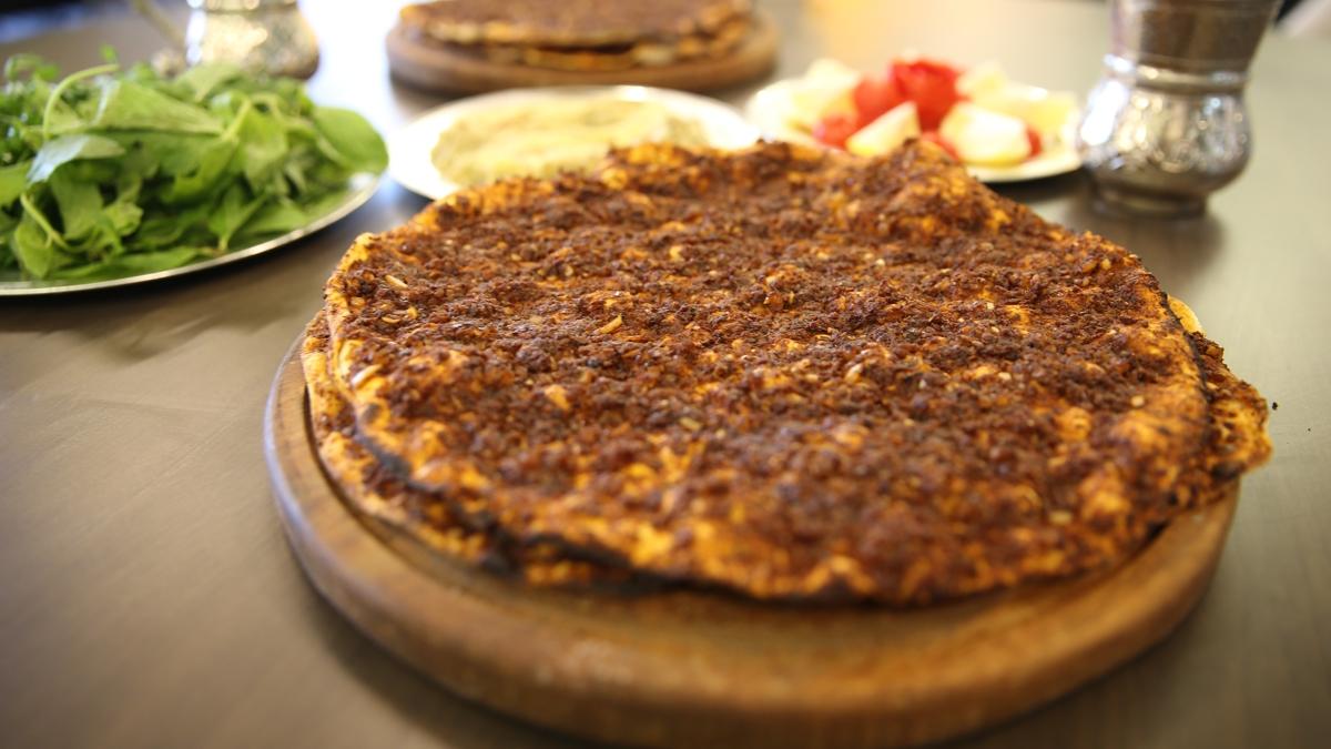 Gda sahtekarlar ifa ediliyor... Lahmacun diye at eti yedirmiler!