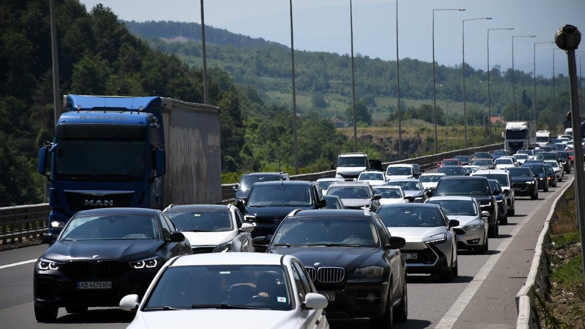 stanbul'un k noktalarnda younluk... Tatilciler yola kt