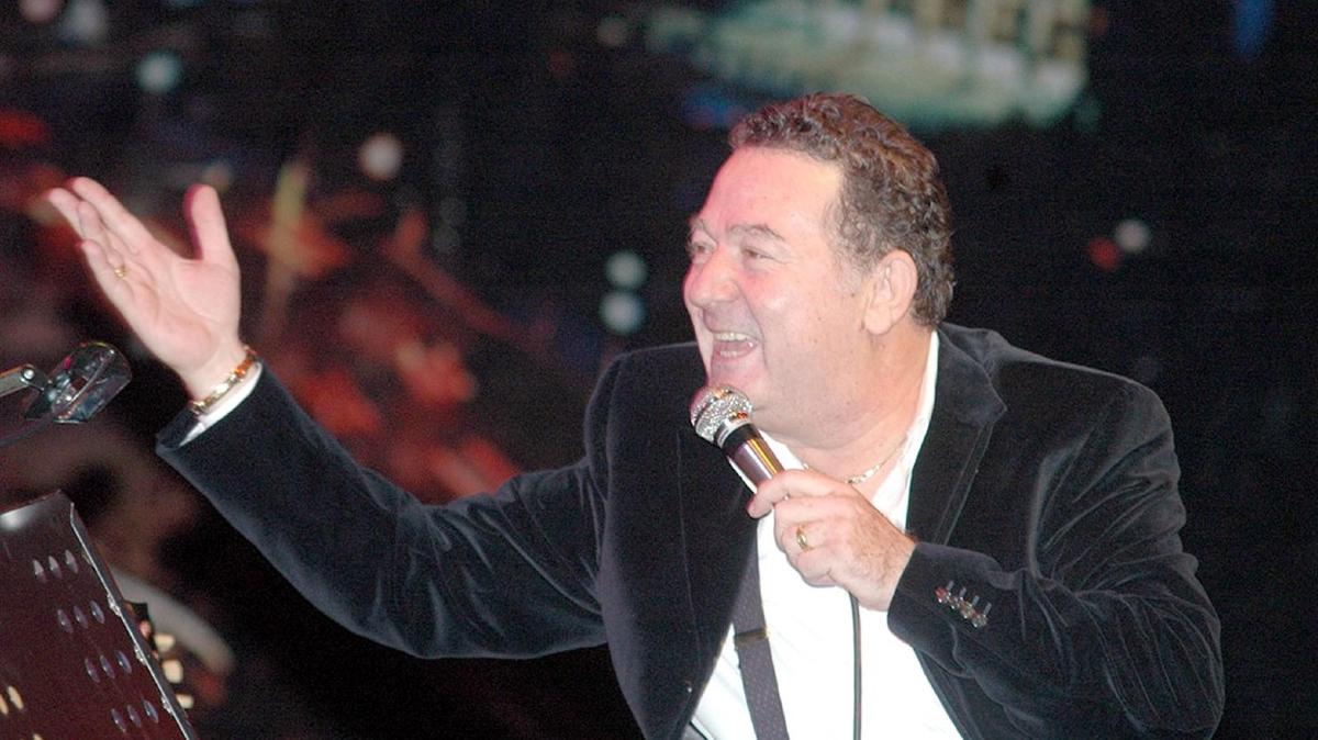 Yolu sevgiden geen herkes buluacak Kayahan, vefatnn 10. ylnda arklaryla anlyor