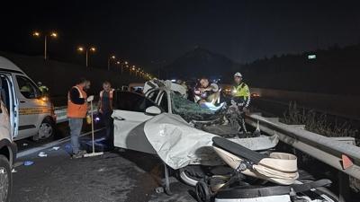zmir'de iki otomobil arpt: 2 l, 2 yaral