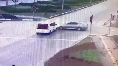 Kaza an kameraya yansd! Ticari arala otomobilin kavakta arpt