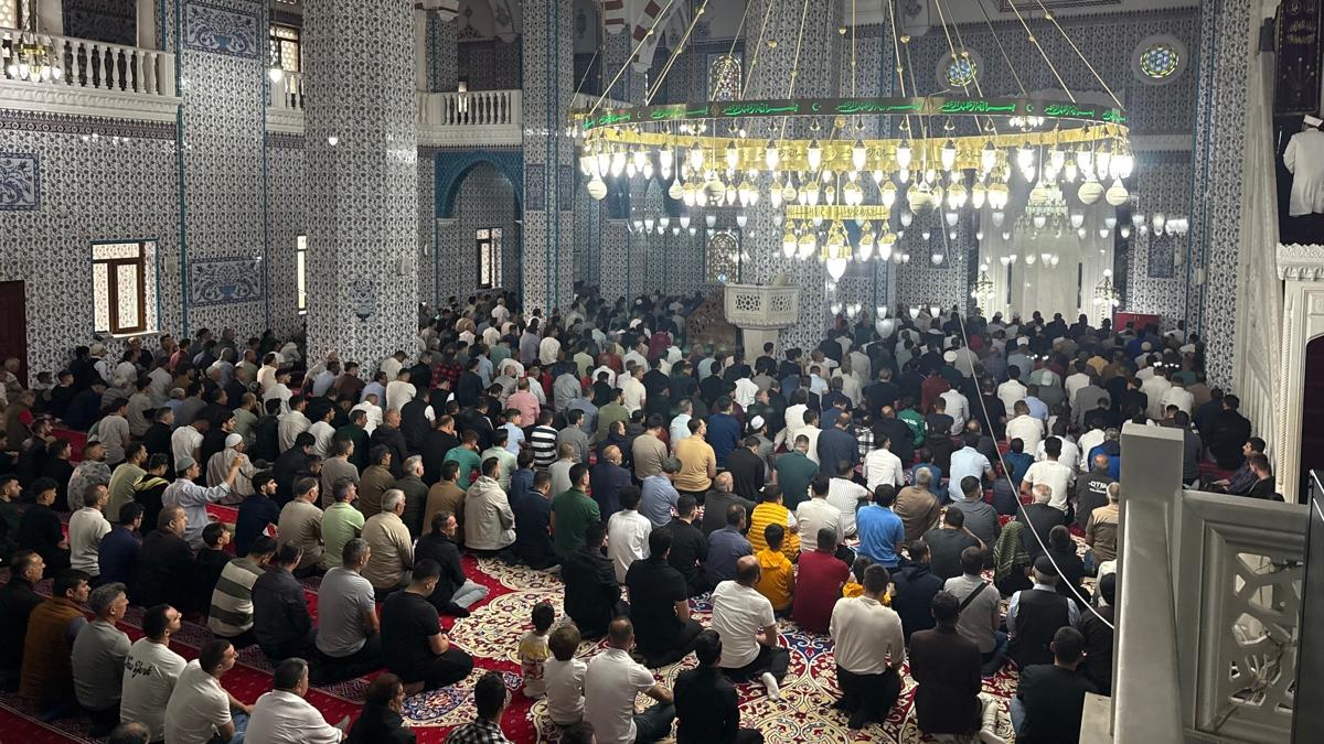 Camiler doldu tat... lk bayram namaz Idr'da klnd