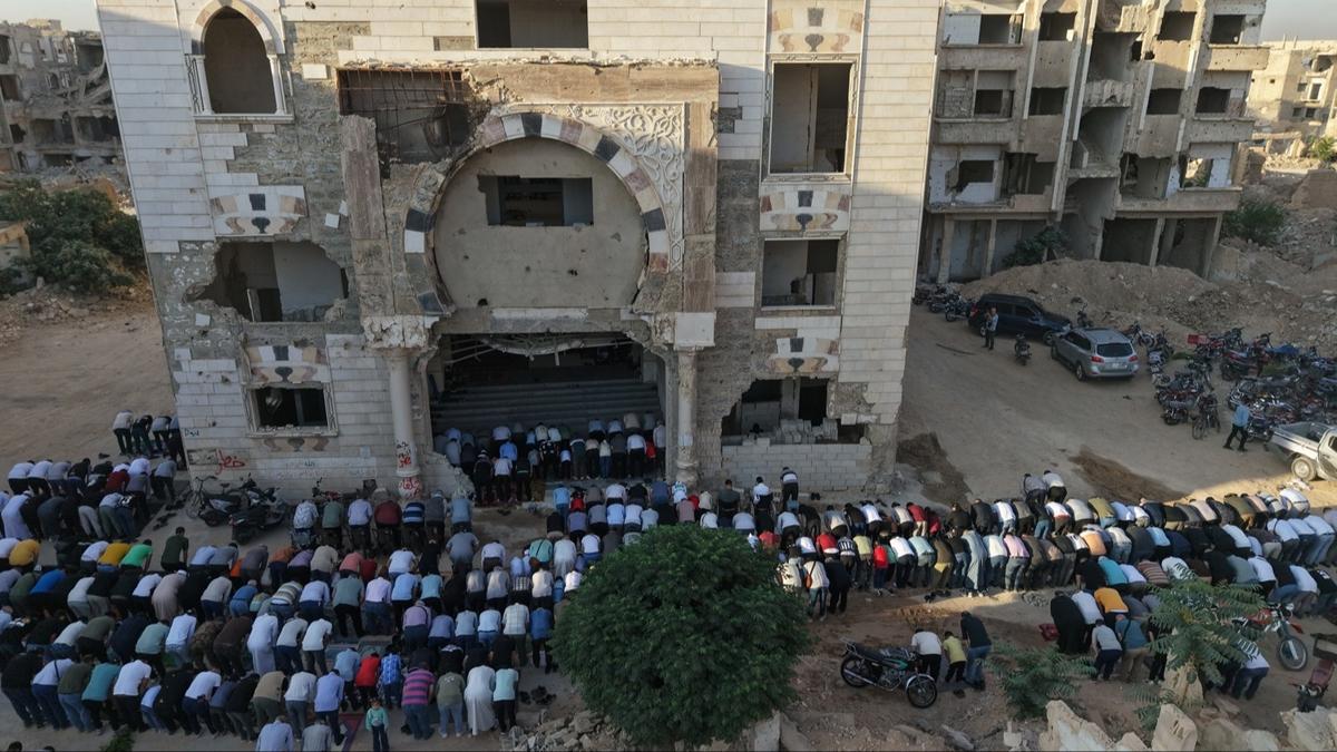 Suriye'de Esed'in yklmasnn ardndan ilk Kurban Bayram namaz