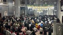 Camiler doldu tat... lk bayram namaz Idr'da klnd