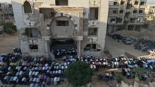 Suriye'de Esed'in yklmasnn ardndan ilk Kurban Bayram namaz
