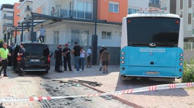 Antalya'da halk otobs ile panelvan arpt: 3 yaral